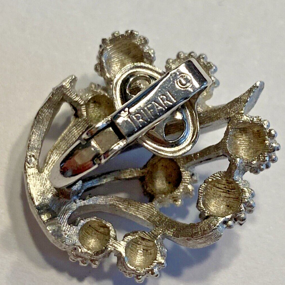 Crown Trifari Clip On Earrings Textured Dimensional Silver Rounds 80s Vintage - Picture 4 of 6